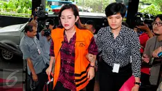 Staff anggota DPR, Julia Prasetyarini tiba di Gedung KPK untuk menjalani pemeriksaan, Jakarta, Rabu (2/3/2016). Julia diperiksa sebagai saksi dalam kasus dugaan korupsi di Kementerian PUPR tahun anggaran 2016. (Liputan6.com/Helmi Afandi)