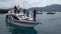 Menteri Susi Pudjiastuti berada diatas boat dan dikawal puluhan perahu nelayan besar dan kecil saat berkeliling mengunjungi perairan Anambas. (foto: Liputan6.com /ajang nurdin)