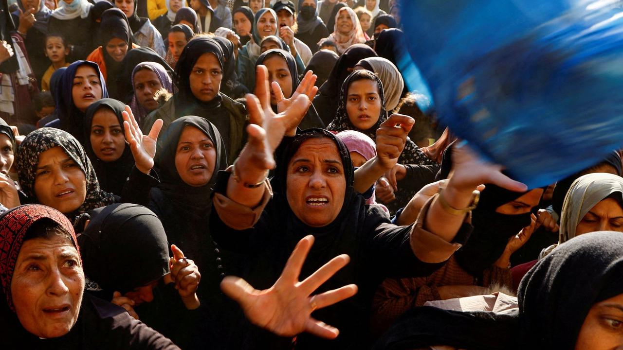 FOTO: Potret Pilu Ribuan Orang Kelaparan Berdesakan Antre Roti di Jalur Gaza