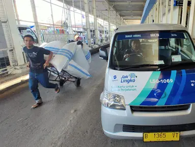Angkutan umum (angkot) Jak Lingko yang dilengkapi pendingin (AC) menunggu penumpang di depan Stasiun Tanah Abang, Jakarta, Jumat (12/7/2019). Sebanyak lima armada Jak Lingko ber-AC mulai diuji coba sejak 1 Juli  untuk mengangkut penumpang dari Tanah Abang ke Kota. (Liputan6.com/Immanuel Antonius)