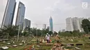 Warga berziarah di salah satu makam di TPU Karet Bivak, Jakarta, Kamis (12/7). Jakarta diprediksi mengalami krisis lahan makam 1,5 tahun lagi atau pada 2019 mendatang. (Merdeka.com/Iqbal Nugroho)