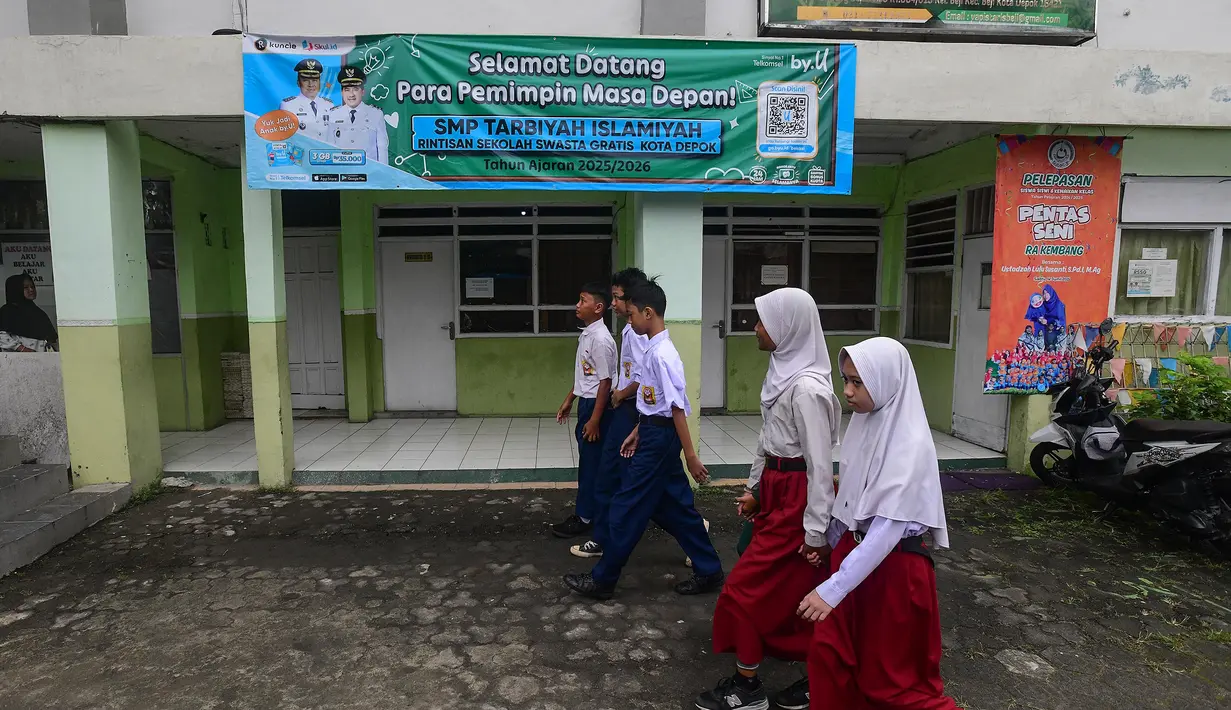 Murid tingkat Sekolah Menengah Pertama (SMP) dalam program Rintisan Sekolah Swasta Gratis sesaat sebelum belajar dalam kelas pada kegiatan Masa Pengenalan Lingkungan Sekolah (MPLS) di SMP Tarbiyah Islamiyah, Depok, Jawa Barat, Senin (14/7/2025). (merdeka.com/Arie Basuki)