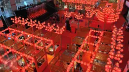 Lampion-lampion terpasang di Mall Taman Anggrek, Jakarta, Jumat (20/1). Pemasangan lampion tersebut untuk menyambut perayaan Imlek. (Liputan6.com/Angga Yuniar)
