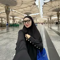 Wika Salim jalani ibadah umrah. [Foto: Instagram/wikasalim]