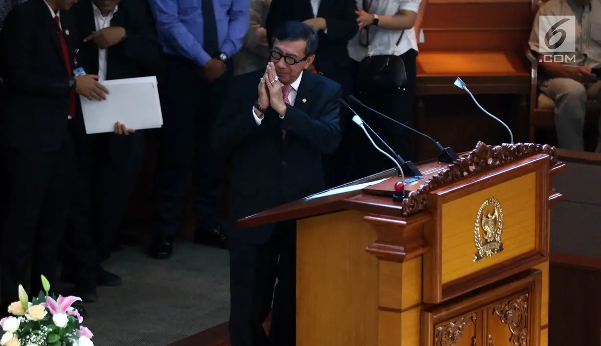 Menkumham Yasonna Laoly membacakan pandangan pemerintah terhadap revisi UU KPK dalam sidang paripurna ke-9 Masa Persidangan I 2019-2020 di Kompleks Parlemen, Senayan, Selasa (17/9/2019). Rapat Paripurna DPR menyetujui Revisi Undang-Undang Nomor 30 Tahun 2002 tentang KPK. (Liputan6.com/Johan Tallo)