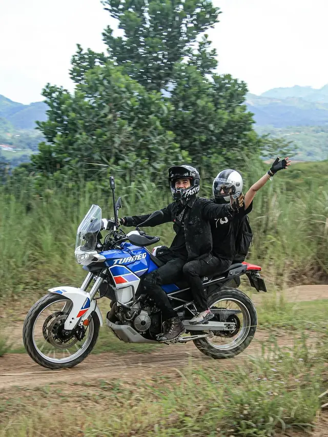 Donna Agnesia Ikut Darius Sinathrya Offroad