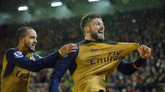 Penyerang Arsenal, Olivier Giroud (kanan) merayakan gol bersama rekannya Theo Walcot saat melawan Liverpool pada lanjutan Liga Premier Inggris di Stadion Anfield, Liverpool, Kamis (13/1/2016) dini hari.  (EPA/Peter Powell)