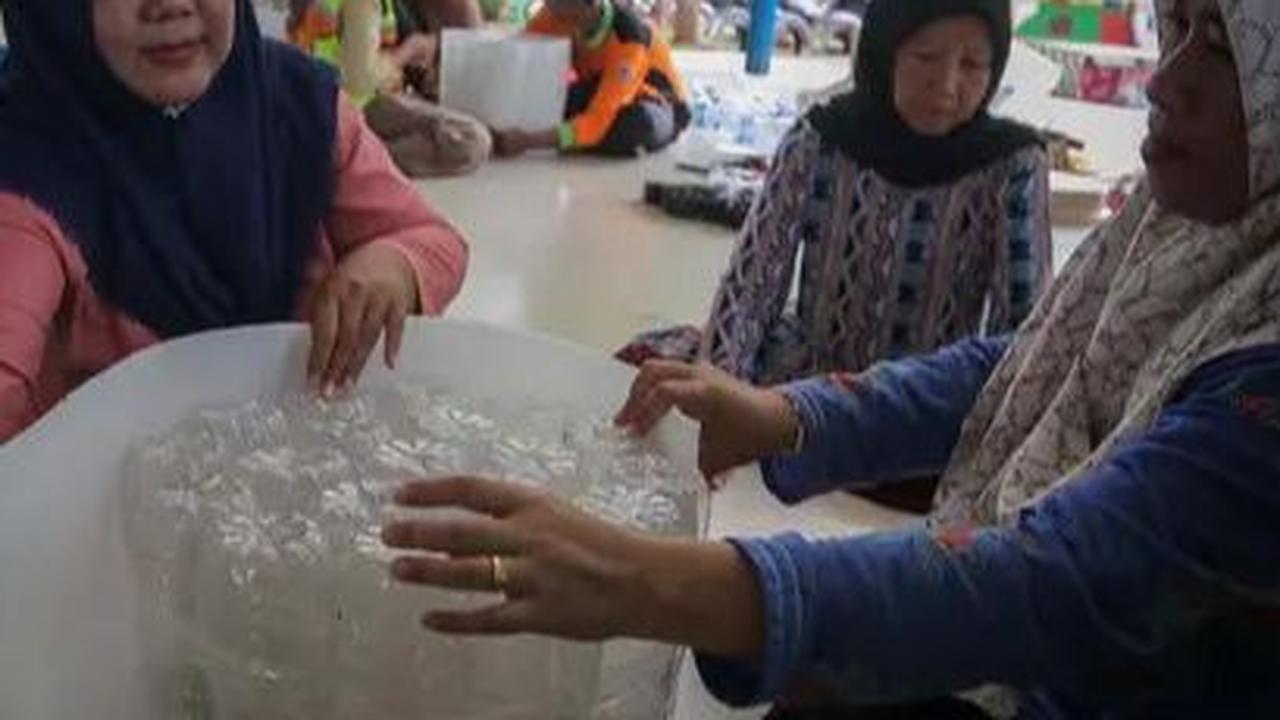 Sekelompok warga mengikuti pelatihan pembuatan kursi dari bahan limbah botol bekas di RPTRA Nusantara Ulujami, Kecamatan Pesanggrahan, Jakarta Selatan, Selasa (28/11/2023). Pelatihan ini diadakan untuk melatih kreativitas warga dalam mengolah sampah di se