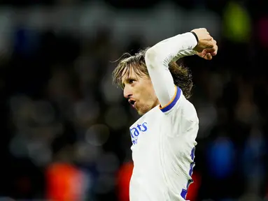 Luka Modric tampil begitu impresif dan menjadi pembeda di lini tengah Real Madrid. Salah satu momen apik sang pemain adalah saat memberikan umpan dengan teknik dan akurasi brilian untuk gol Rodrygo. Modric dinobatkan sebagai Man of the Match laga ini. (AP/Manu Fernandez)