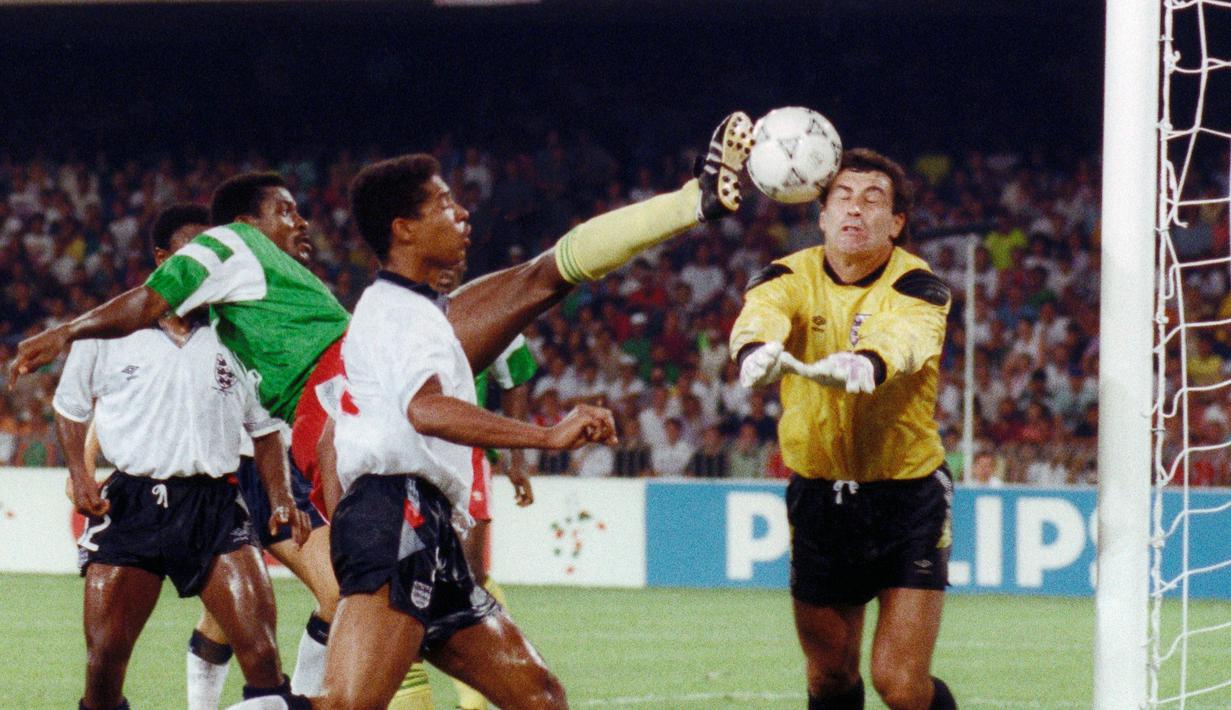 Peter Shilton menjadi kiper Inggris selama 20 tahun. Saat Piala Eropa 1988, Shilton berusia 38 tahun 8 bulan 28 hari). (AFP/Georges Gobet)