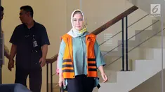 Siti Masitha Soeparno usai menjalani pemeriksaan di KPK, Jakarta, Kamis (14/9). SMS diperiksa terkait dugaan suap pengelolaan dana jasa kesehatan di RSUD Kardinah dan pengadaan barang jasa Pemerintah Kota Tegal TA 2017. (Liputan6.com/Helmi Fithriansyah)