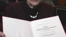 Ingeborg Rapoport (102) saat menunjukkan sertifikat doktornya yang baru diterimanya di rumah sakit UKE di Hamburg, Jerman, Selasa (9/6/2015). Ingeborg akhirnya menyelesaikan gelar doktor setelah ditolak Nazi 77 tahun yang lalu. (REUTERS/Fabian Bimmer)