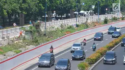 Kendaraan melintas di samping proyek kereta api ringan atau LRT di kawasan Kuningan, Jakarta, Rabu (26/7). Bersamaan dengan dua koridor lain dalam tahap pertama proyek LRT Jakarta Bogor Depok Bekasi (JABODEBEK). (Liputan6.com/Helmi Afandi)