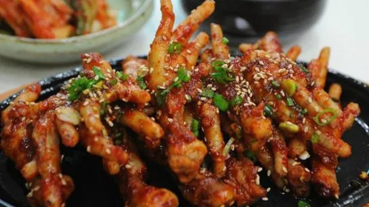 Dengan kandungan kolagen tinggi, ceker ayam dapat membantu menjaga kesehatan kulit, mencegah penuaan dini, dan memberikan nutrisi penting untuk tubuh.&nbsp;