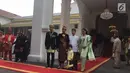 Presiden Joko Widodo bersama putranya Gibran Rakabuming Raka dan cucunya Jan Ethes foto bersama dengan Agus Harimurti Yudhoyono dan istri Annisa Pohan jelang upacara HUT ke-74 RI di Istana Negara, Sabtu (17/8/2019). (Liputan6.com/Lizsa)