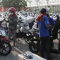 Petugas mengemas sepeda motor untuk diangkut dengan kereta api Stasiun Kampung Bandan, Jakarta, Senin (11/6). Program mudik gratis ini digagas Kemenhub tersebut melayani pengiriman ke beberapa daerah di Pulau Jawa. (Liputan6.com/Immanuel Antonius)