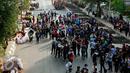Ratusan mahasiswa Yayasan Administrasi Indonesia (YAI) melakukan aksi demo di depan kampus mereka, Jakarta Pusat, Selasa (27/10/2015). Mereka menutup Jalan Diponegoro dan membuat lalu lintas macet parah. (Liputan6.com/Yoppy Renato)