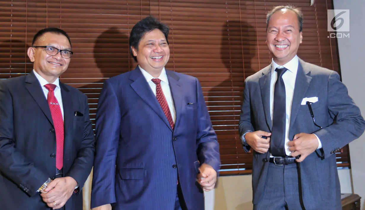 Ketua Umum Partai Golkar Airlangga Hartarto (tengah), Menteri Sosial Agus Gumiwang (kanan) dan Sekjen Partai Golkar Lodewijk Paulus (kiri) berbincang saat konferensi pers terkait mundurnya Idrus Marham di Jakarta, Jumat (24/8). (Liputan6.com/JohanTallo)