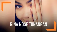 Rina Nose mengunggah foto mengejutkan di Instagram. Ia memamerkan sebuah cincin di jari manisnya disertai dengan tulisan sudah bertunangan.