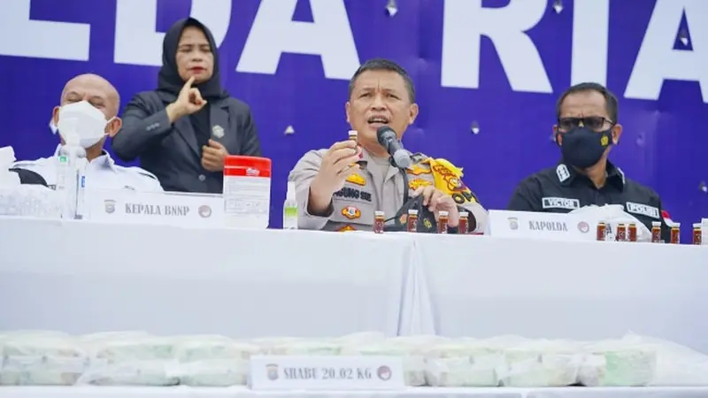 Kapolda Riau Irjen Agung Setya Imam Effendi dalam konperensi pers pengungkapan narkoba cair.