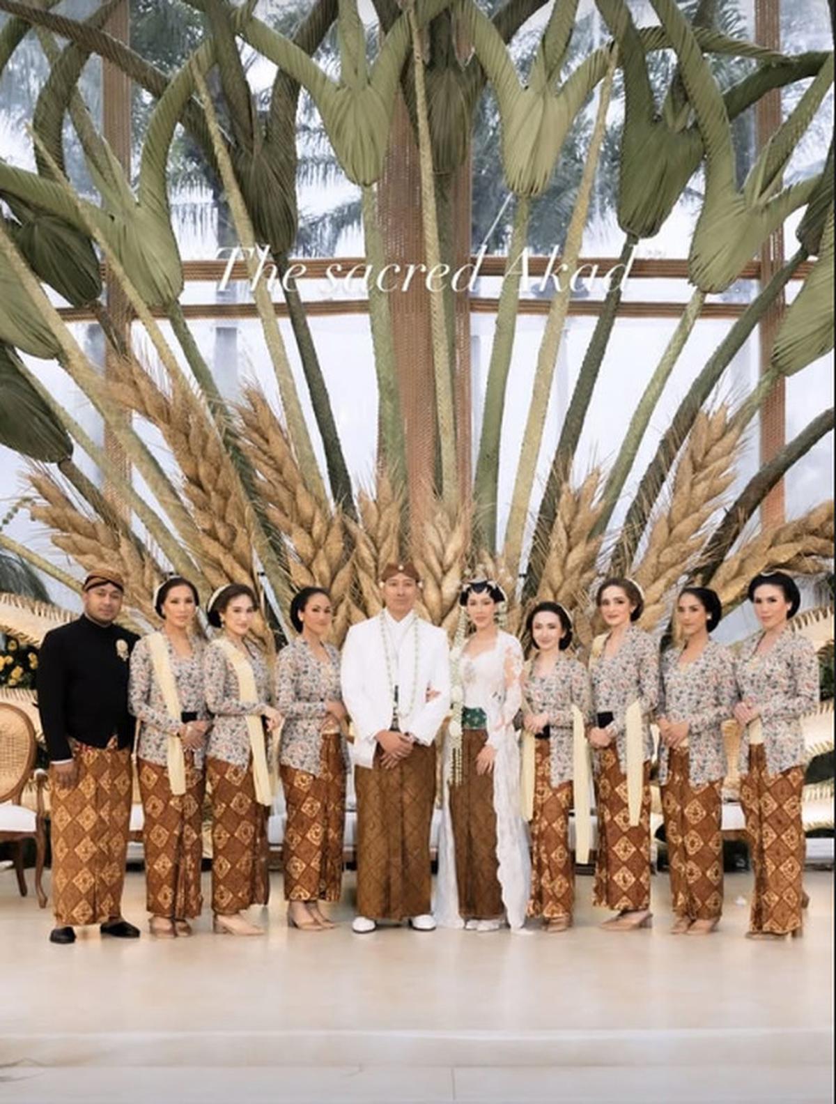5 Potret Yasmine Wildblood Pakai Kebaya Floral dan Konde Pirang di Pernikahan Keluarga Cendana
