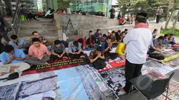 Usai melaksanakan salat Jumat, mereka juga melakukan doa bersama untuk memberi dukungan kepada KPK, Jakarta, Jumat (30/1/2015). (Liputan6.com/Herman Zakharia)