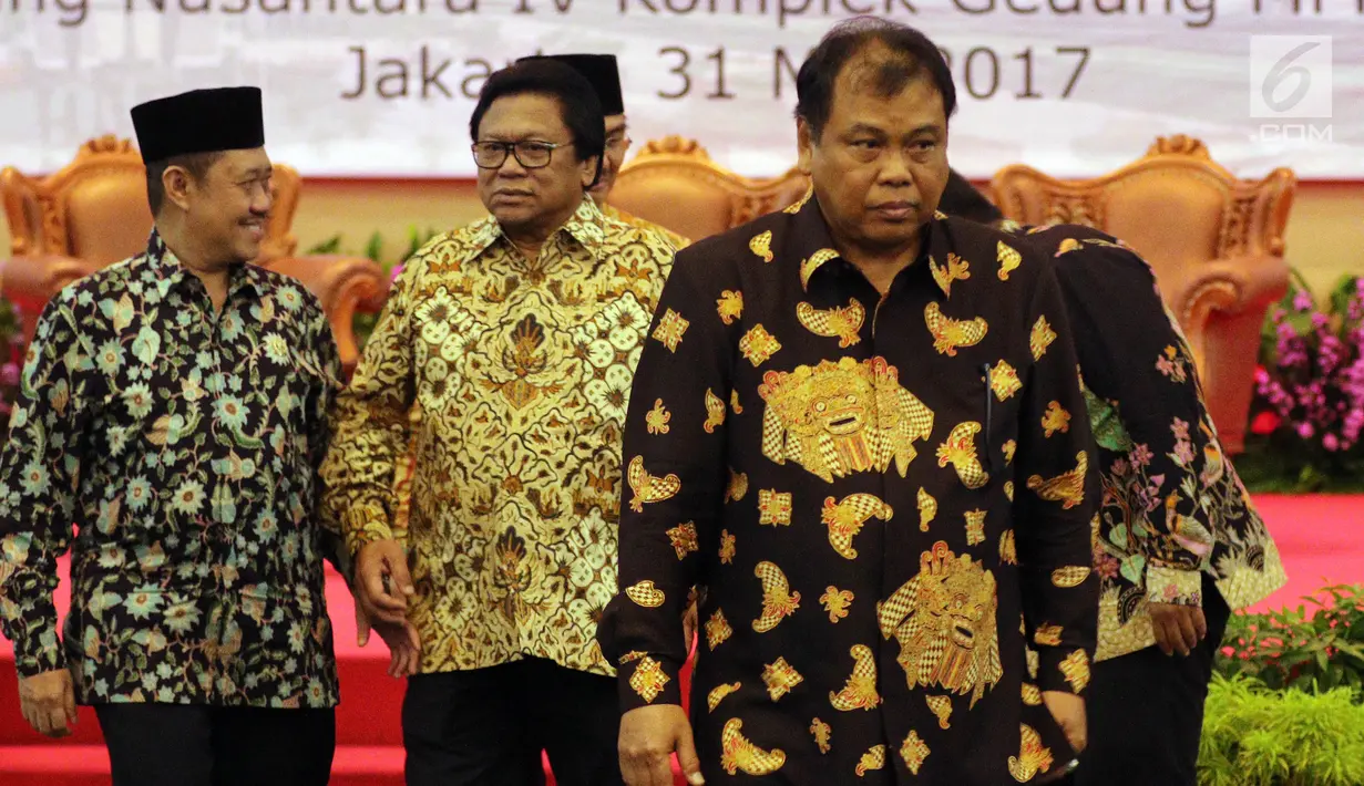 Ketua DPD Oesman Sapta Odang bersama Ketua Mahkamah Konstitusi, Arief Hidayat dan Ketua Komisi Yudisial (KY), Aidul Fitriciada Azhari menghadiri pembukaan acara Konferensi Etika Kehidupan Berbangsa di Jakarta, Rabu (31/5). (Liputan6.com/JohanTallo)
