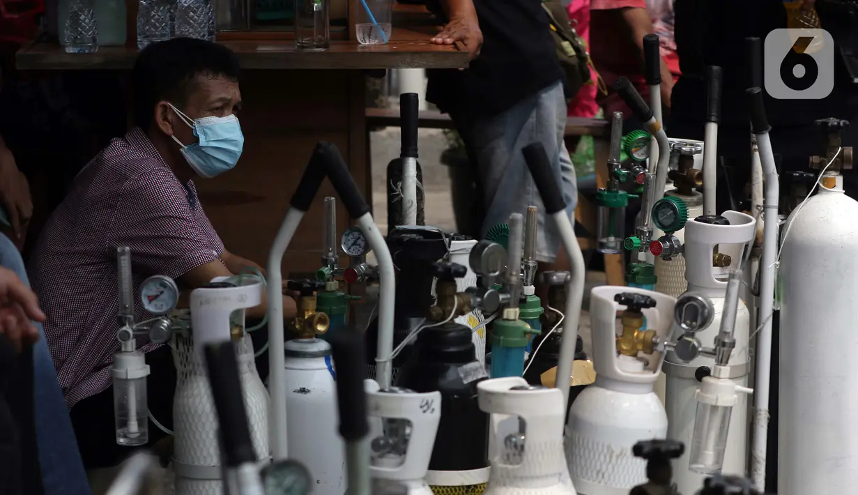Antrean warga bersama tabung oksigen medis di sekitar kios pengisian ulang Medical Oxygen di Jalan Minangkabau Timur, Jakarta, Senin (5/7/2021). Permintaan kebutuhan oksigen medis kian meningkat seiring naiknya kasus orang terkonfirmasi positif COVID-19. (Liputan6.com/Helmi Fithriansyah)