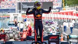 Pebalap Red Bull, Max Verstappen menaiki kendarannya usai memenangkan F1 GP Austria di Red Bull Ring, Spielberg, Minggu (30/6/2019). Max Verstappen menggeser Sebastian Vettel dari peringkat ketiga klasemen F1. (ANDREJ ISAKOVIC/AFP)