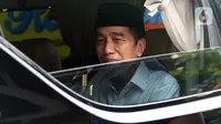 Presiden Joko Widodo atau Jokowi saat akan mengantar jenazah ibundanya Sudjiatmi Notomihardjo untuk dimakamkan, Solo, Jawa Tengah, Kamis (26/3/2020). Jenazah Sujiatmi Notomijarjo akan dimakamkan di lokasi pemakamn keluarga di Kabupaten Karanganyar. (Liputan6.com/Fajar Abrori)