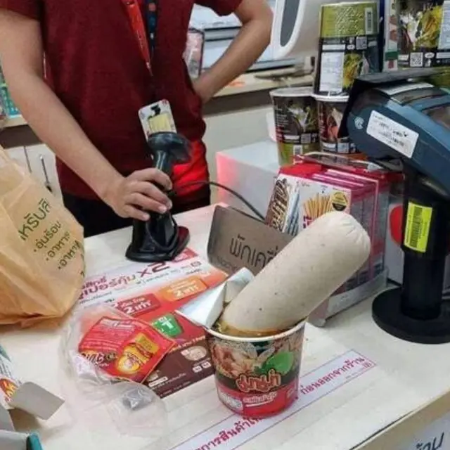 6 Potret Barang Nyeleneh di Meja Kasir Ini Bikin Salah Fokus ketika Mau Bayar