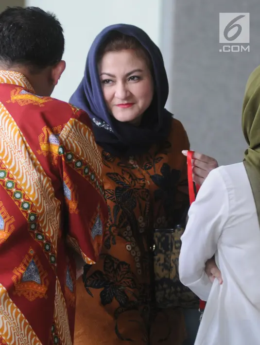 Istri terdakwa kasus korupsi E-KTP Setya Novanto, Deisti Astriani Tagor memenuhi panggilan penyidik KPK, Jakarta, Selasa (27/3). Deisti akan diperiksa sebagai untuk tersangka Made Oka Masagung dan Irvanto Hendra Pambudi Cahyo. (Merdeka.com/Dwi Narwoko)