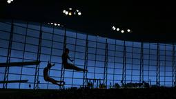 Atlet Loncat Indah asal  Italia Tania Cagnotto dan Francesca Dallape beraksi pada kejuaraan European Aquatics Championships, London, Britain, (15/5/2016). (REUTERS/Andrew Boyers)