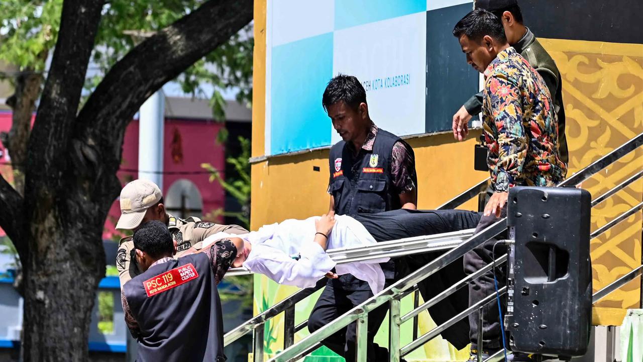 FOTO: Pelaksanaan Hukuman Cambuk di Banda Aceh Diwarnai Terpidana Pingsan