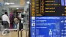 Petugas memeriksa calon penumpang yang akan masuk terminal 2E Bandara Soekarno Hatta, Tangerang, Senin (6/7/2015). Pasca insiden kebakaran pada Minggu (5/6) lalu, situasi terminal 2E Bandara Soekarno Hatta mulai normal. (Liputan6.com/Herman Zakharia)