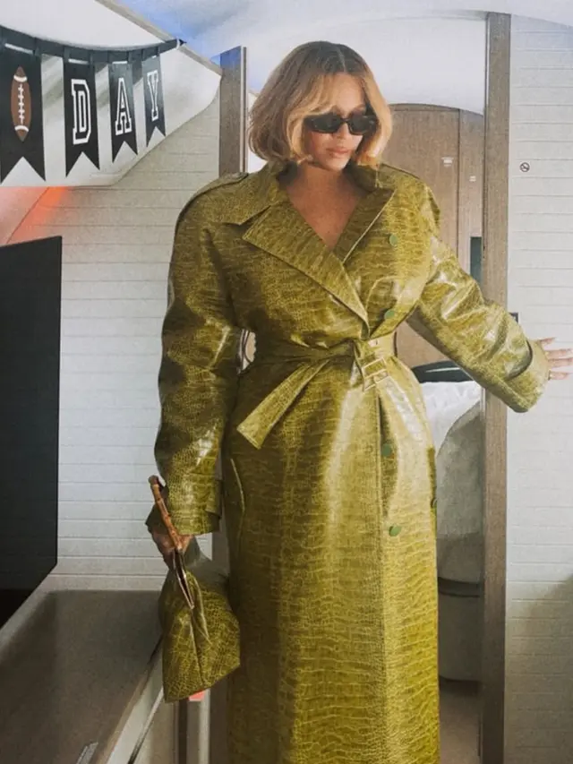 Beyonce Tampil dengan Rambut Pendek Bob Blonde dipadukan long coat hijau. [@beyonce]