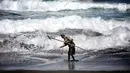 Marsiono, mencari undur-undur atau yutuk di bibir Pantai Bocor, Kabupaten Kebumen, Jawa Tengah, Sabtu (05/5). Menurut literatur undur-undur mempunyai kandungan gizi yang cukup tinggi. (Liputan6.com/Fery Pradolo)