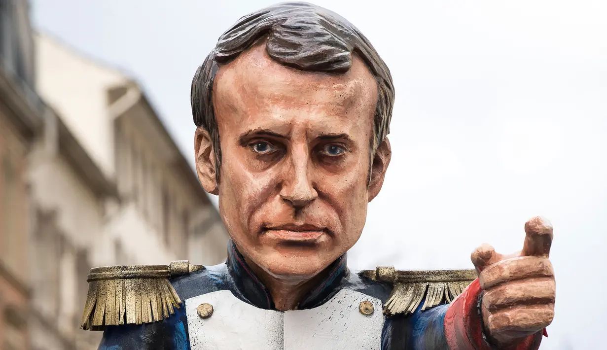 Sebuah kereta karnaval membawa karikatur Presiden Prancis, Emmanuel Macron nya dalam parade karnaval Rose Monday di Mainz, Jerman barat, Senin (12/2). Rose Monday tahun ini mengambil tema parodi tokoh politik. (AP Photo/Martin Meissner)