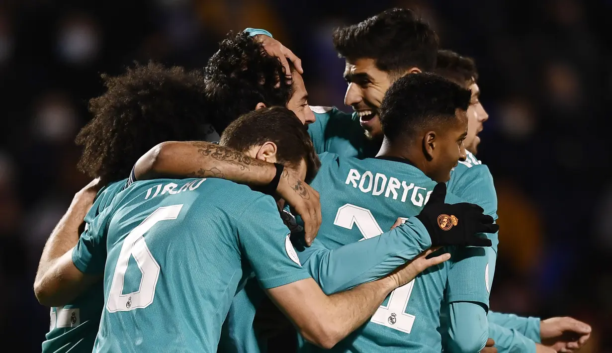 Pada menit ke-78 Los Blancos mendapatkan 'durian runtuh' usai Jose Juan membuat gol bunuh diri. Skor 3-1 akhirnya bertahan hingga peluit panjang akhir pertandingan dibunyikan. Hasil tersebut membuat Real Madrid melaju ke babak 16 besar Copa Del Rey. (AP/Jose Breton)