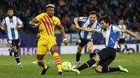 Mengandalkan Adama Traore, Gavi dan Ferran Torres di lini depan, Barcelona mencoba membongkar pertahanan tuan tuan rumah. Namun rapat dan disiplinnya barisan pertahanan Espanyol membuat Barca kewalahan. (AP/Joan Monfort)