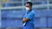 Pelatih PSM Makassar, Syamsuddin Batola, mengamati permainan anak asuhnya saat melawan Borneo FC Samarinda pada laga Piala Menpora 2021 di Stadion Kanjuruhan, Malang, Rabu (31/3/2021). (Bola.com/M Iqbal Ichsan)