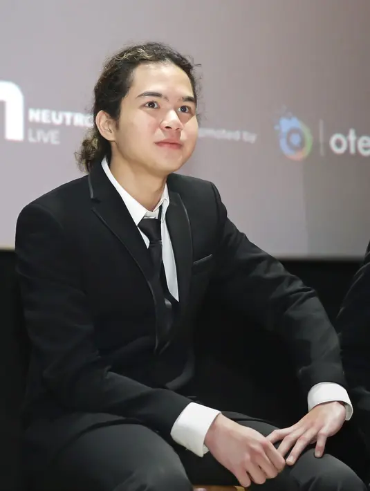 Anak bungsu Dhani dan Maia Estianty, Dul Jaelani juga bangga menjadi bagian dari grup yang telah eksis sejak 1986. Dul yang telah beberapa kali menggantikan posisi ayahnya ini juga sudah membuat lagu untuk Dewa. Menurut Dhani, lagu tersebut entah akan dibawakan Once atau Ari Lasso dalam konser nanti