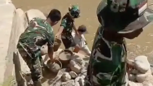 Aksi Prajurit TNI Bangun Jembatan