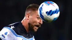 Sergej Milinkovic-Savic secara konsisten mampu menjadi gelandang top Eropa bersama Lazio di Liga Italia. Selain itu, ia adalah ancaman signifikan lawan ketika di udara. Pemain asal Serbia tersebut telah mencetak empat dari tujuh gol lewat sundulannya. (AFP/Marco Bertorello)