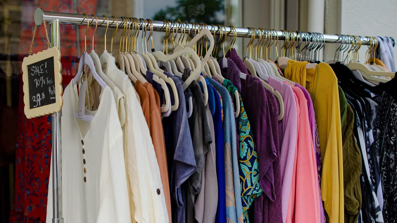 Desainer Lokal Dukung Larangan Thrifting Pakaian Bekas Impor di Indonesia