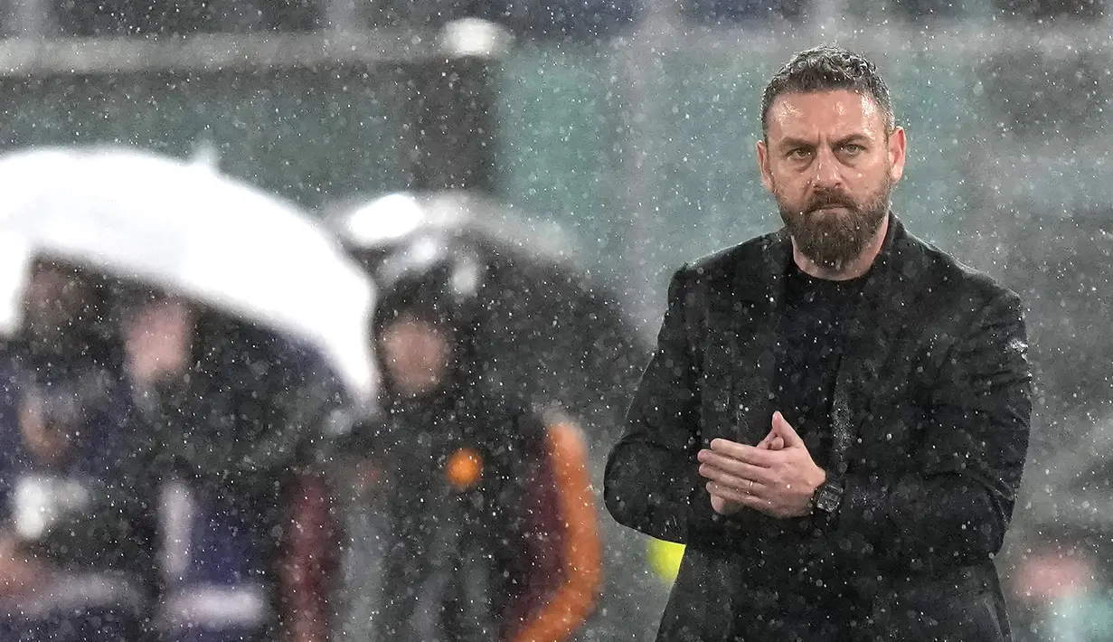 Pelatih AS Roma, Daniele De Rossi, mengamati permainan anak asuhnya saat melawan Inter Milan pada pekan ke-24 Serie A 2023/2024 di Stadio Olimpico, Minggu (11/2/2024). Kekalahan ini mem buat AS Roma berada di posisi ke-5 dengan 38 poin. (AP Photo/Alessandra Tarantino)