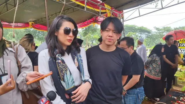 Ranu (kanan) anak mendiang Hilbram Dunar bersama Anya Dwinov