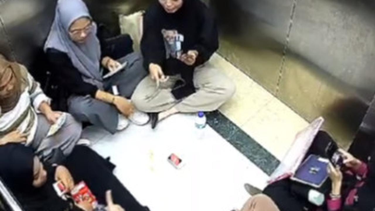 Rombongan Mahasiswa Terjebak di Dalam Lift Ramai jadi Omongan,