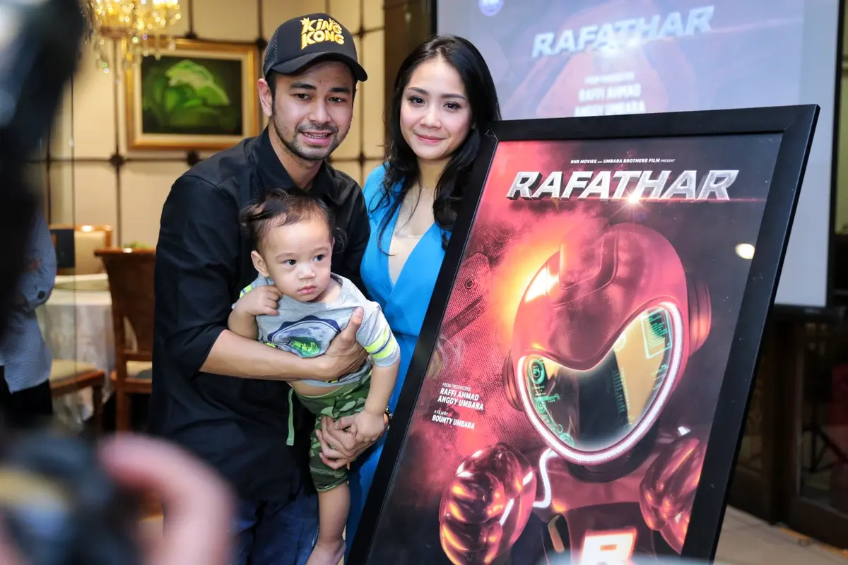 [Bintang] Raffi Ahmad, Nagita Slavina dan Rafathar