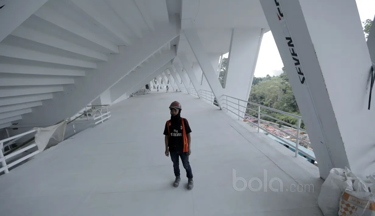 Pekerja sedang mengawasi area stadion yang sedang di renovasi di Senayan, Jakarta, Selasa (23/5/2017). Renovasi tersebut untuk persiapan Asian Games 2018. (Bola.com/Nicklas Hanoatubun)